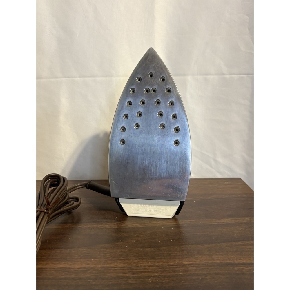 VintageBLACK+DECKER Stowaway Corded Adjustable Steam Iron, Steam, Folding Handle - Picture 4 of 9